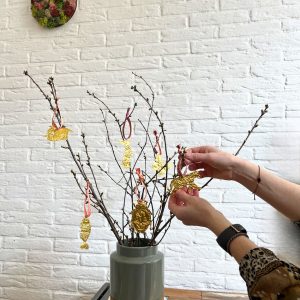 metaalfolie embossen hangers in de tak