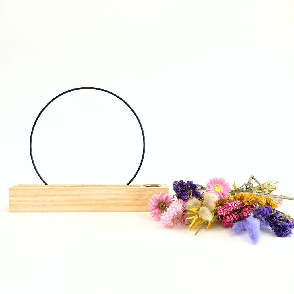 benodigdheden krans droogbloemen met houten standaard
