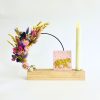 decoratiering set voorjaar met droogbloemen en houten standaard met kaarsenhouder en sleuven