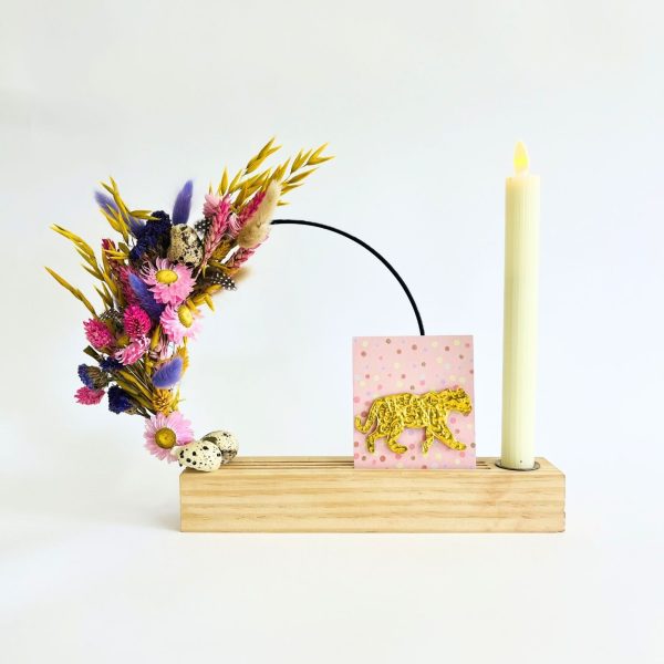 decoratiering set voorjaar met droogbloemen en houten standaard met kaarsenhouder en sleuven