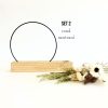 set 2 houten standaard, ronde metalen ring, droogbloemen neutraal