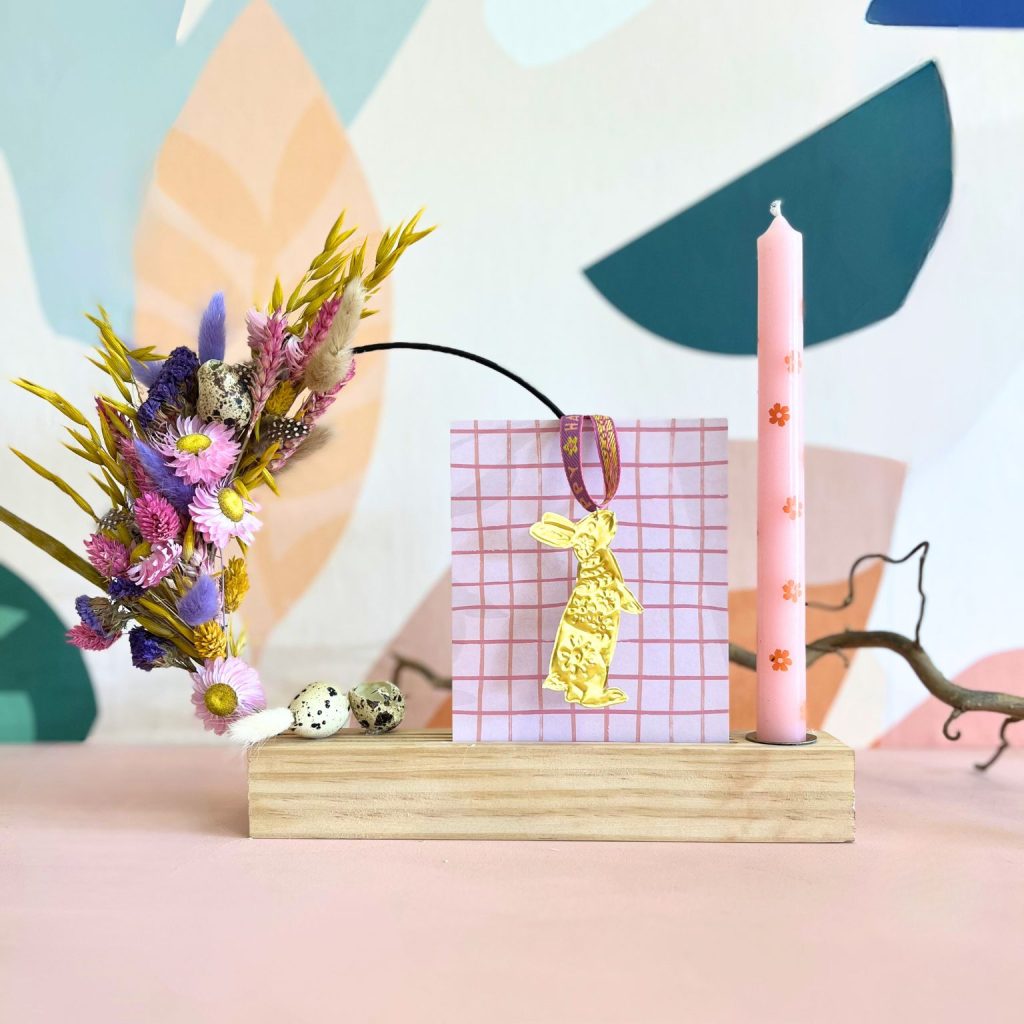 droogbloemenkrans op standaard met metaalfolie